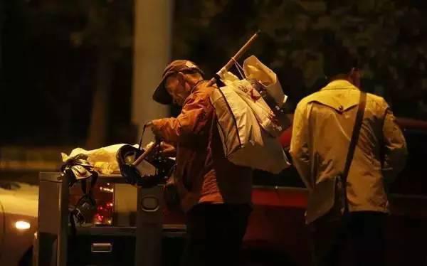 含著淚看完的！一位拾荒老人，溫暖了整個(gè)人間